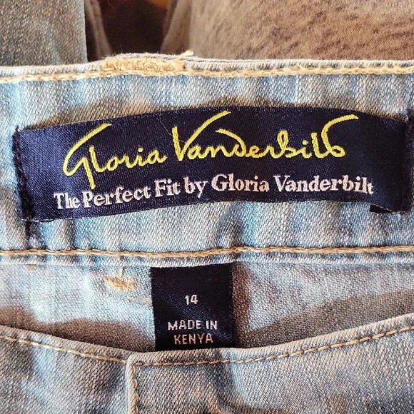 Gloria Vanderbilt Light Blue Cropped Jeans with Floral Embroidery - Picture 5 of 7